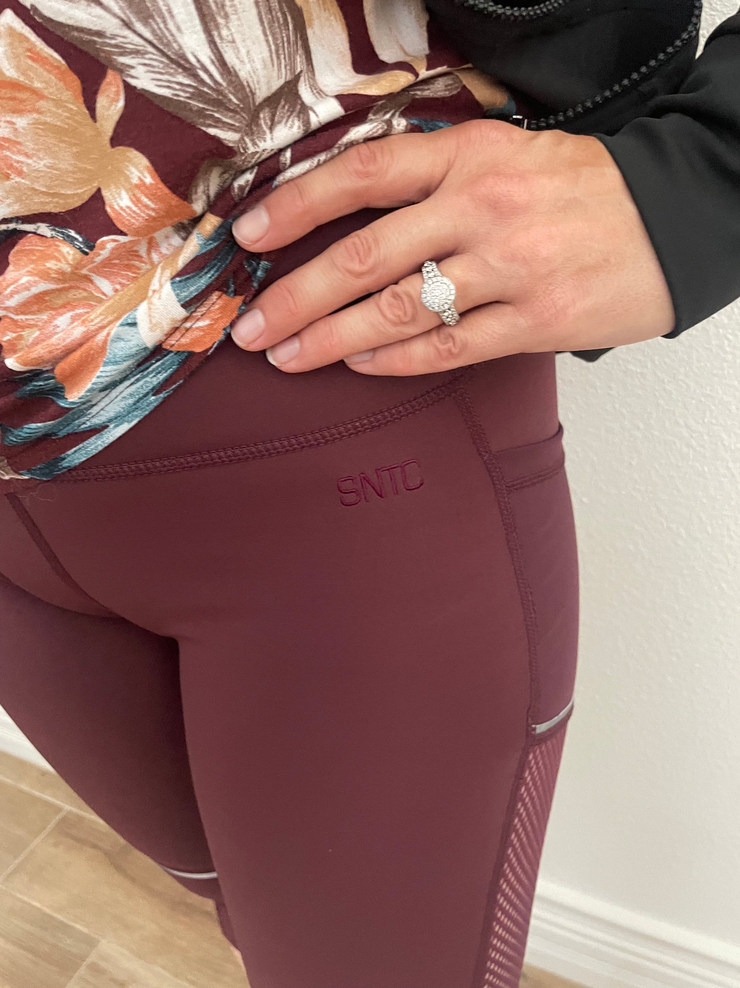 Fitted Capri Mesh Leggings with Pockets - Embroidered SNTC